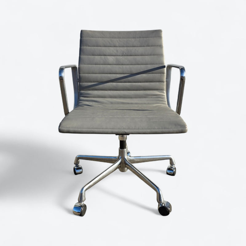 Front view of light grey Eames EA335 Desk Chair